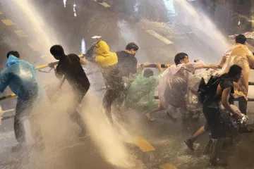 Thajský premiér odmítl rezignovat. V Bangkoku se opět protestovalo, policie použila vodní děla