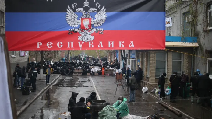 Povstalci obsadili policejní stanici ve Slavjansku a vyvěsili vlajku hlásající "Doněckou republiku".