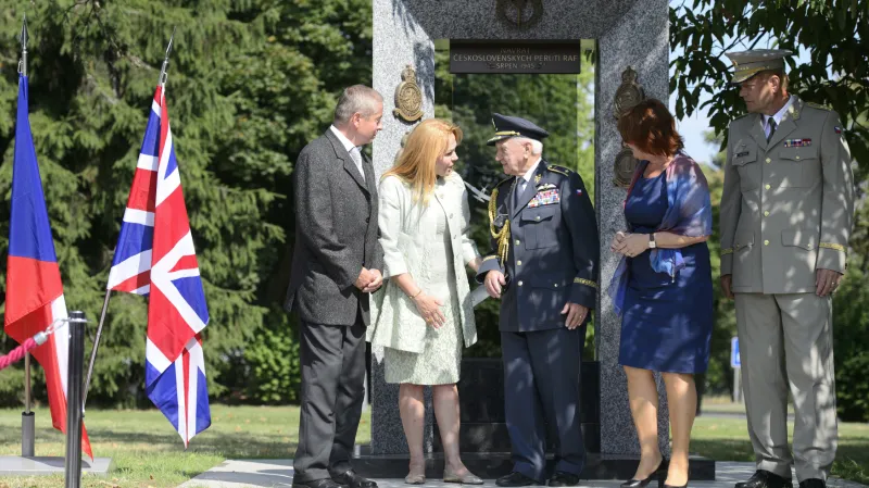 Slavnostní odhalení památníku letcům RAF v Ruzyni