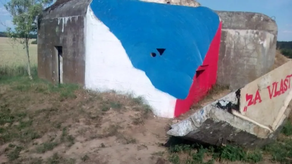 Česká vlajka na bunkru ve Vratěníně