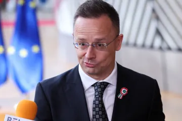 Komise chce vysvětlit hovory Szijjártóa s Lavrovem. Z Francie zní slova o zradě