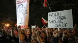 Protest ve Varšavě. Transparenty s nápisy „Každý soud má být nezávislý“ a „Svobodní lidé, svobodné soudy“
