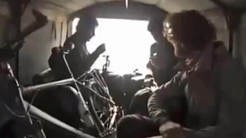 Javier Colorado s ozbrojenou eskortou v Balúčistánu