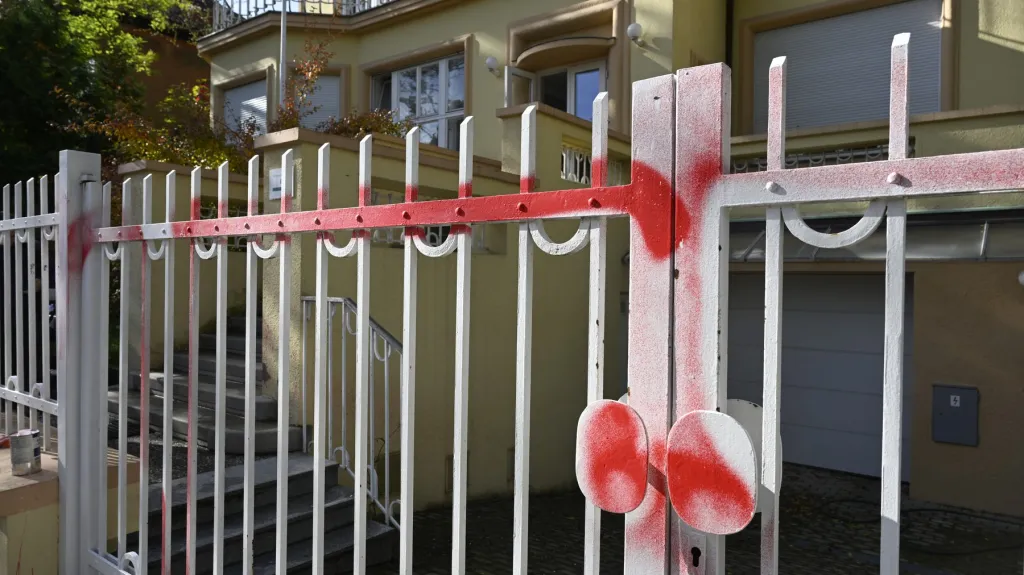 Plot ukrajinského velvyslanectví potřísněný červenou barvou