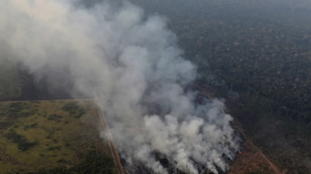 Požáry zuřící v amazonském deštném pralese letos dosáhly rekordního počtu. Brazilské středisko pro vesmírný výzkum INPE prozatím zaznamenalo víc než 70 tisíc požárů.