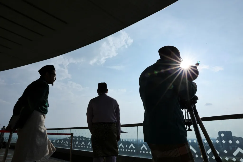 Slavení ramadánu se odvíjí od islámského kalendáře, který je lunární a je tedy založen na pozorování měsíčních cyklů. Začátek nového cyklu sledovali například malajští úředníci