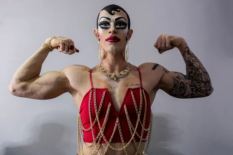 Hellena Borgys pózuje v zákulisí soutěže Miss Gay Brazílie 2018 ve městě Juiz de Fora.