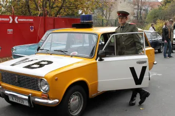 Natáčení Osem „odhoukalo“. Ivan Trojan se proháněl v historickém jaguáru