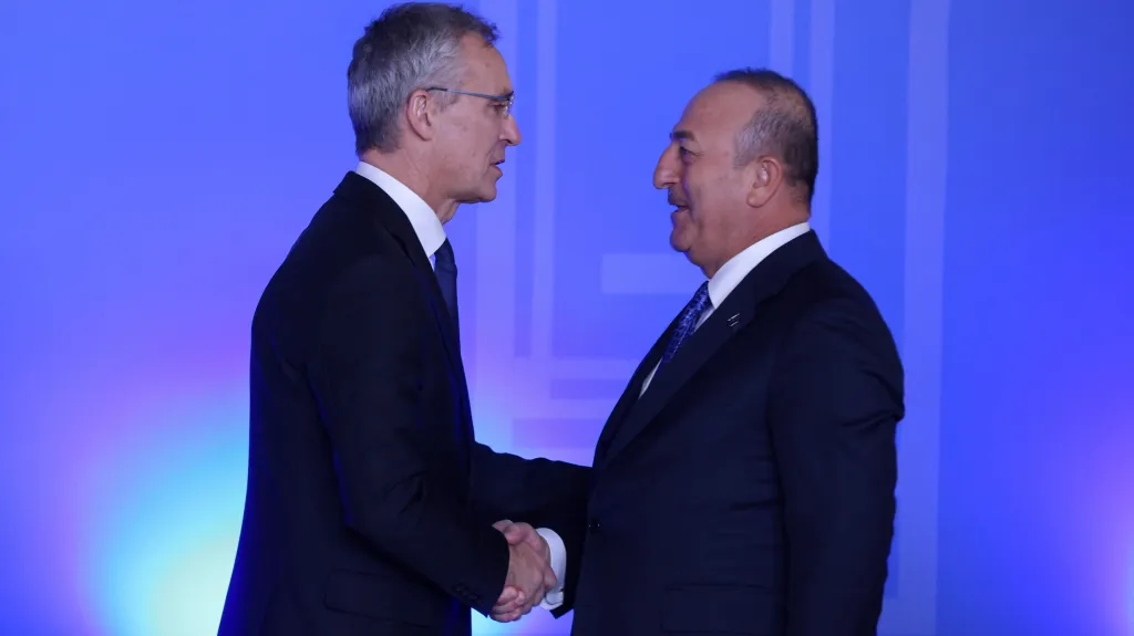 Generální tajemník NATO Jens Stoltenberg a turecký ministr zahraničí Mevlüt Çavusoglu
