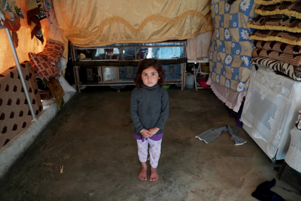 Maysae Mahmoudové je pět let. Narodila se během bombardování města v Homsu. Nyní je umístněna v táboře Atmeh u turecké hranice. Domov zná pouze z fotografií