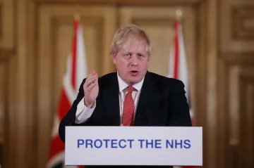 Paříži hrozí naplnění nemocnic do dvou dnů. Britský premiér Johnson má COVID-19