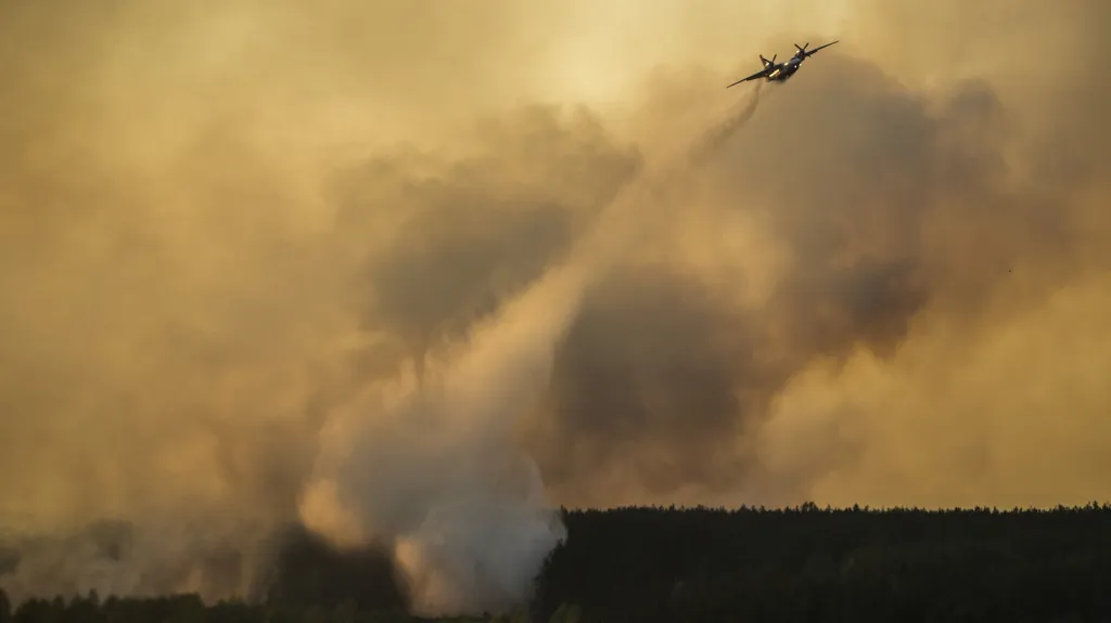 Hasičské letadlo se snaží uhasit požár lesa u Černobylu (duben 2015)