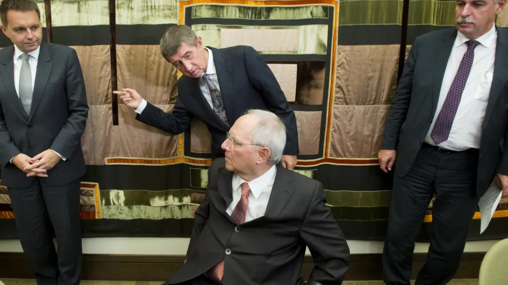 Zleva ministři financí Peter Kažimír, Andrej Babiš, Wolfgang Schäuble a Hans Jörg Schellig