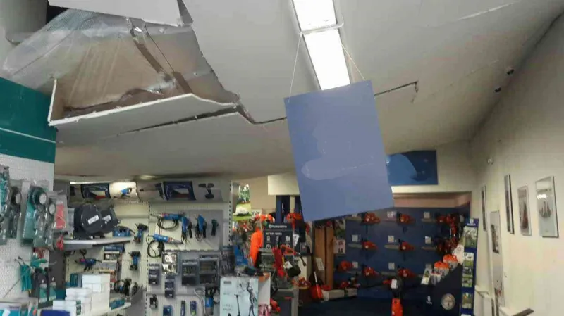 Propadlý strop haly