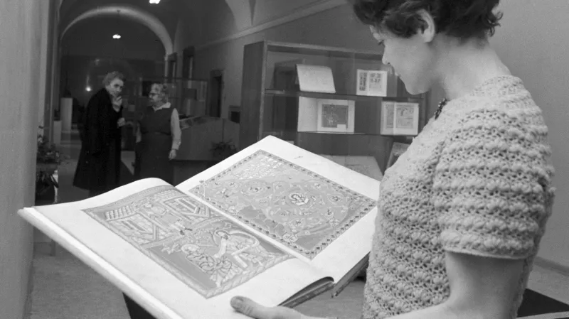 Kodex vyšehradský na výstavě v Klementinu v roce 1969