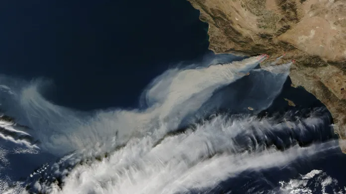 Kalifornské požáry (snímek NASA ze 7. prosince 2017)