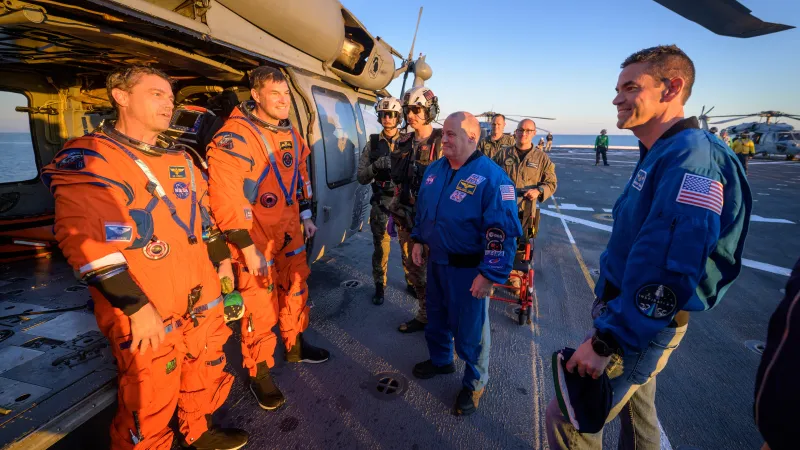 Astronauti Reid Wiseman a Jeremy Hansen po návratu na Zemi