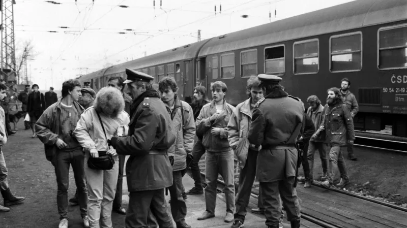 Příslušníci SNB ve Všetatech při kontrole lidí, kteří chtěli uctít památku Jana Palacha u jeho hrobu (21. ledna 1989)