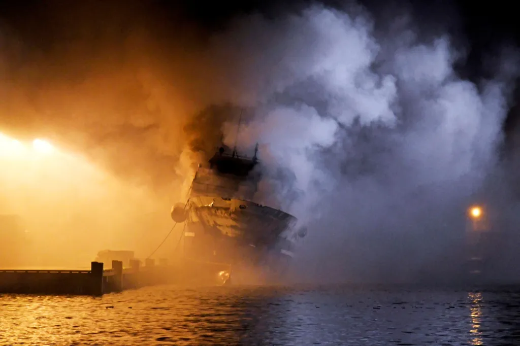 Hořící loď Buchta Najezdnik se po požáru potopila v norském přístavu Tromso