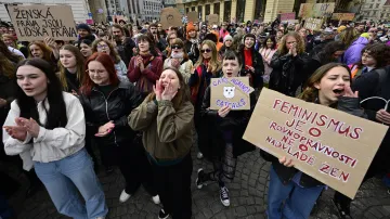Demonstrace na podporu ženských a obecně lidských práv nazvaná Praha je feministická!
