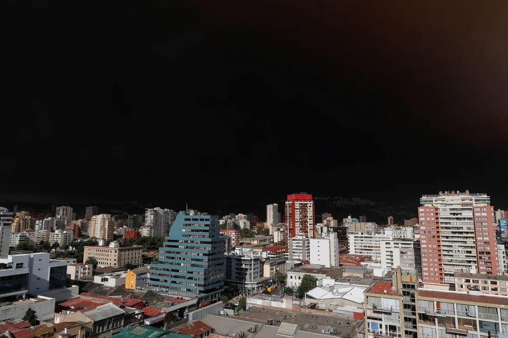Přímořské město Viňa Del Mar zahalil kouř z nedalekého ohně
