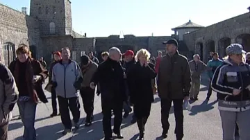 Účastníci pietního aktu v Mauthausenu