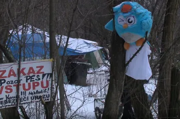 Reportéři ČT natáčeli v bezdomovecké kolonii Na koberečku