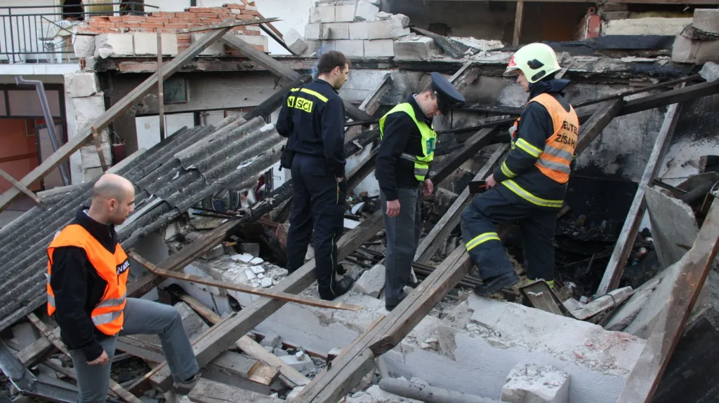 Hasiči a policie šetří tragický výbuch v Hluku