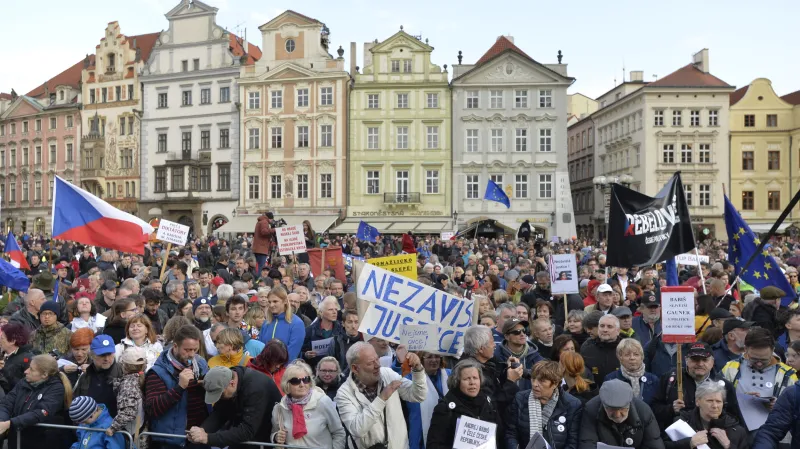 Demonstrace na Staroměstském náměstí proti Marii Benešové a Andreji Babišovi