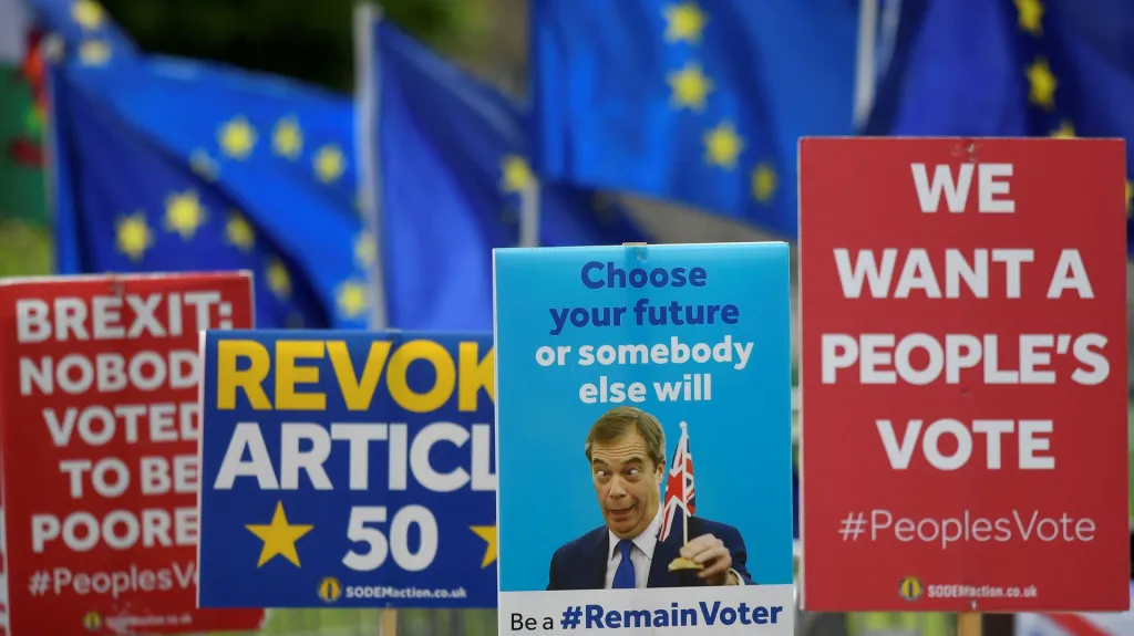 Evropské vlajky a transparenty proti brexitu u britského parlamentu