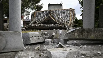 Chrám ve městě Jacuširo, který se během zemětřesení zřítil