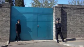 Policie před studiem umělce Wej-weje