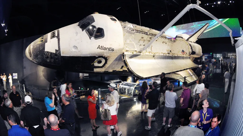 Raketoplán Atlantis jako hlavní exponát výstavy v Kennedyho vesmírném středisku na Floridě