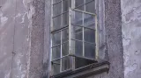 Okno v části broumovského kláštera, která na opravu teprve čeká