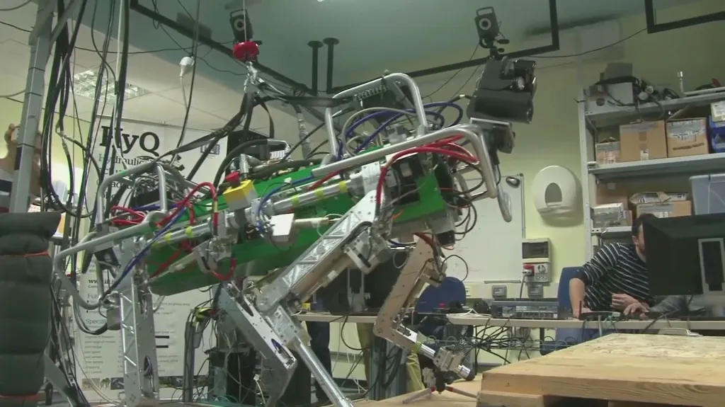 Záchranářský robot zatím trénuje v laboratoři