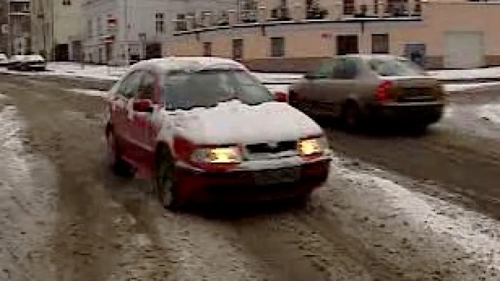 Rozbředlý sníh na vozovce