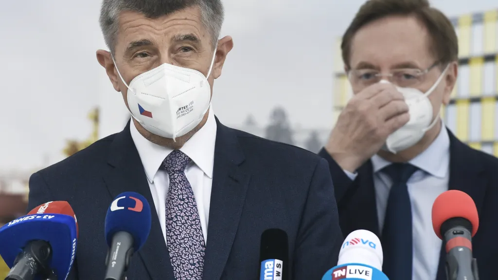 V popředí premiér Andrej Babiš, za kterým stojí ministr zdravotnictví Petr Arenberger
