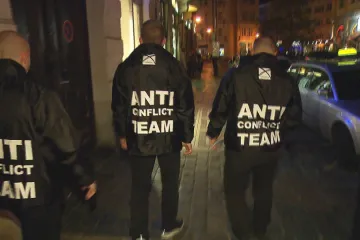 Antikonfliktní týmy se letos do ulic Prahy nevrátí. Příští rok by ale mohly dohlížet na pořádek v domech