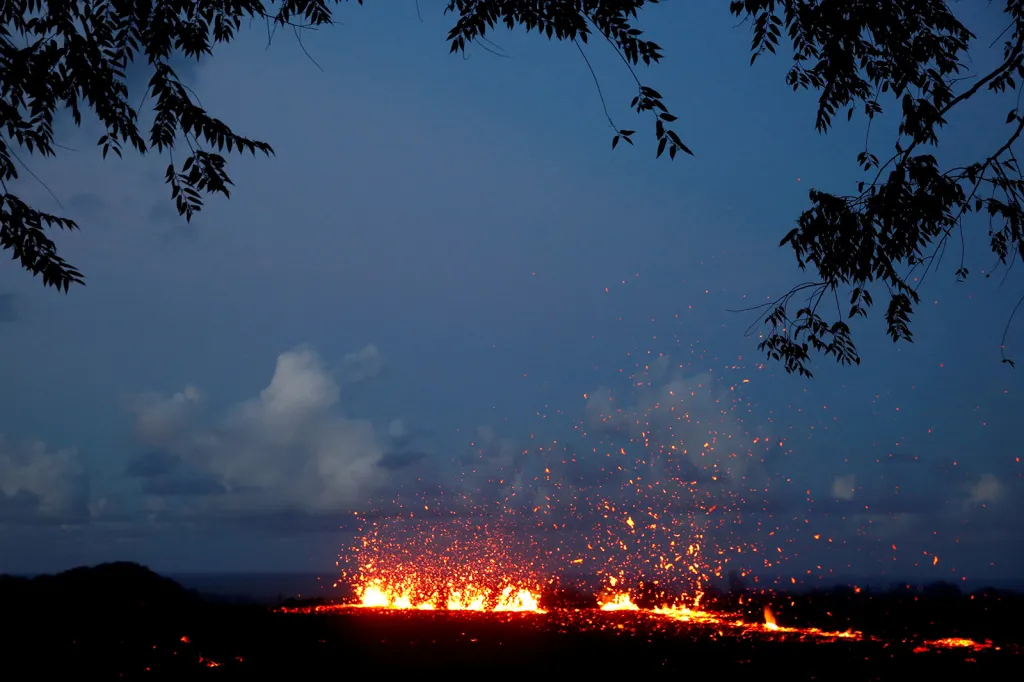 Erupce sopky Kilauea z puklin v zemi nedaleko města Pahoa na Havaji