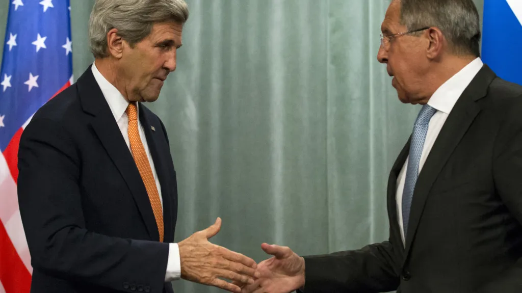 John Kerry (vlevo) a Sergej Lavrov