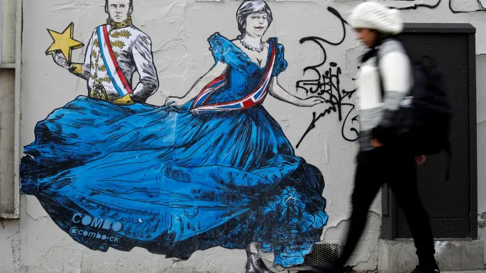 Macrona a Mayovou zachytil francouzský streetartový umělec Combo