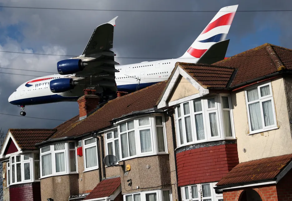 Blízko londýnského letiště Heathrow se nachází rezidenční čtvrť, kde se občas objeví vzdušný gigant. Na snímku je letadlo Airbus A380, které sledovali obyvatelé z vlastní zahrady