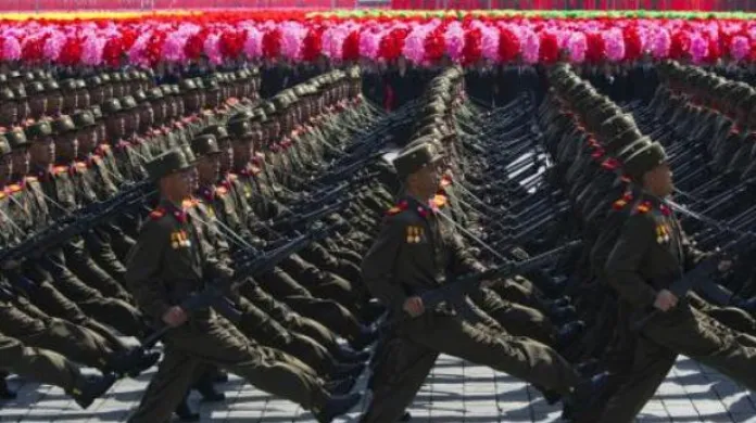 Severokorejští vojáci při oslavách
