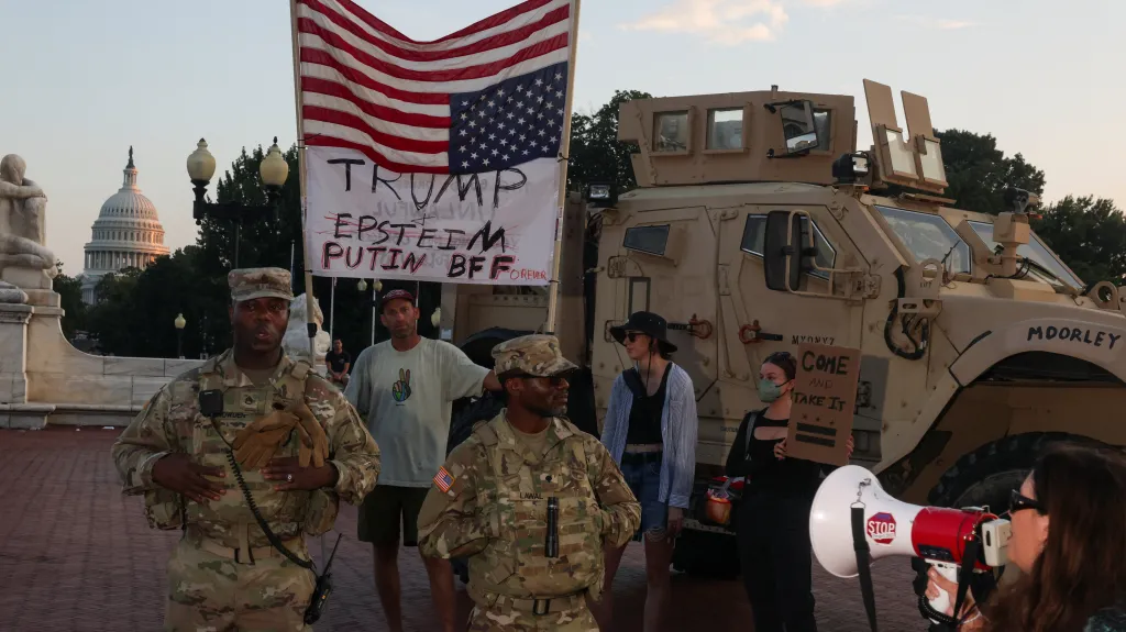 Demonstranti ve Washingtonu konfrontují příslušníky Národní gardy (16. srpna 2025)