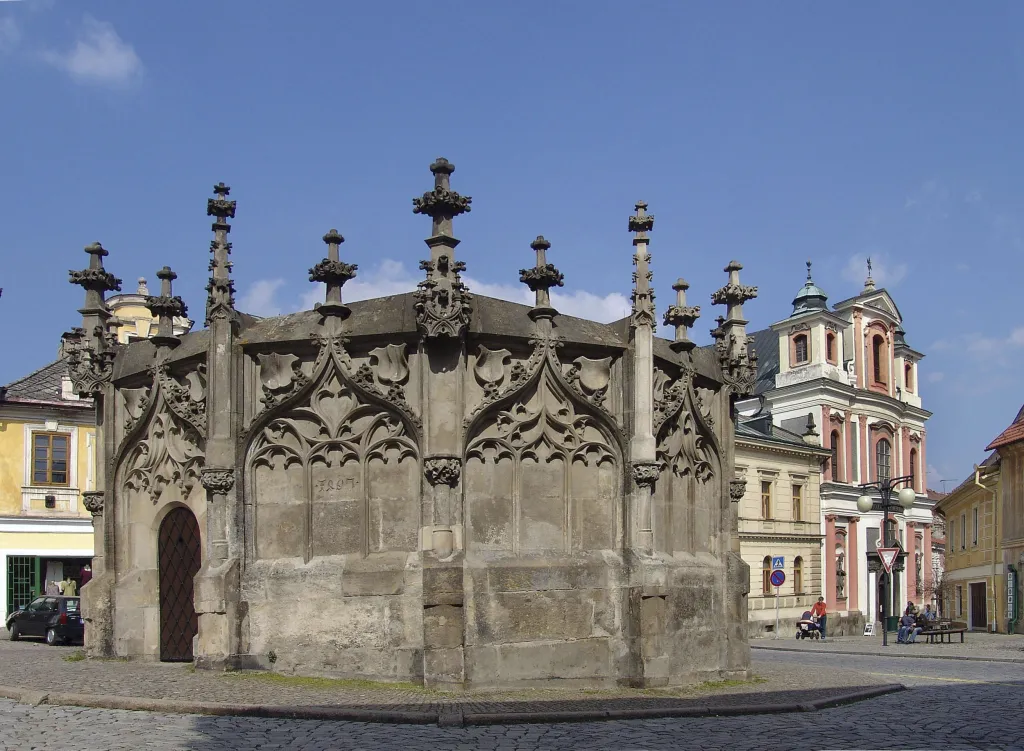 Na seznam světového kulturního a přírodního dědictví UNESCO byla Kutná Hora zapsána po historických jádrech Prahy, Českého Krumlova a Telče a po kostelíku svatého Jana Nepomuckého na Zelené Hoře u Žďáru nad Sázavou. Fotografie ukazuje gotickou kamennou kašnu na Rejskově náměstí