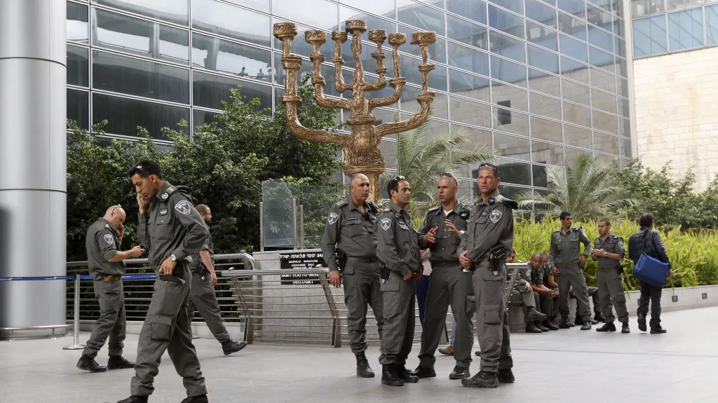 Policejní hlídky před hlavním terminálem letiště v Tel Avivu