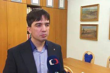 Tři obvinění členové ČSSD se vzdali funkcí ve straně, Navrátil ale zůstává starostou Chebu