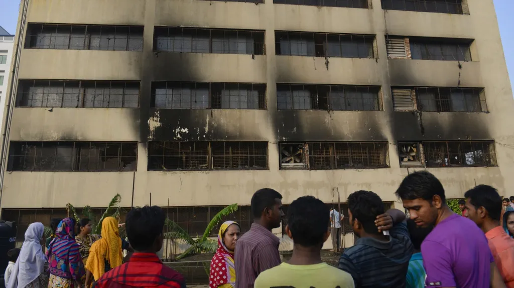 Požár továrny na textil v Dháce