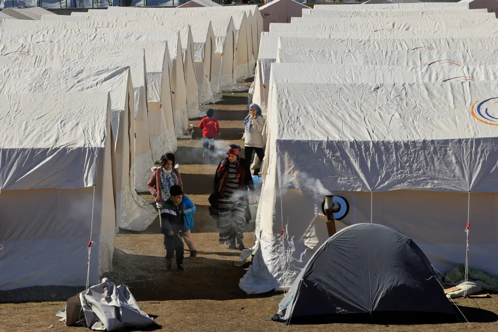Lidé žijící v táboře pro přeživší v tureckém Adiyamanu