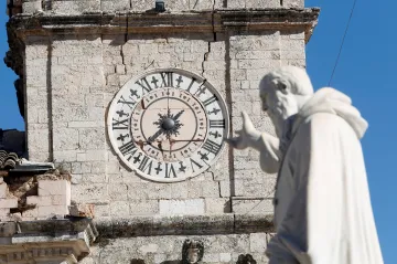 Nejméně 15 tisíc lidí je v Itálii bez přístřeší. Videa záchranářů ukazují zničená města